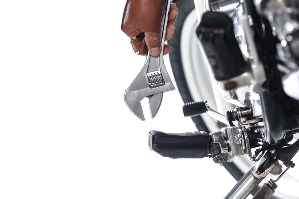 Vista Recortada Mechanic Usando Una Llave Inglesa Una Motocicleta Sobre — Foto de Stock