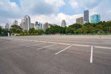Boş Park yeri şehir arka plan ve güzel mavi gökyüzü ile