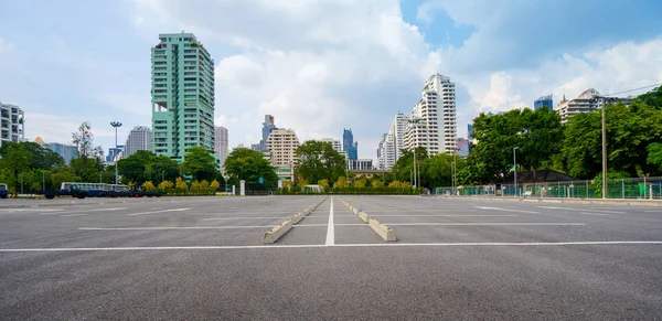 Estacionamiento Vacío Con Ciudad Fondo Hermoso Cielo Azul —  Fotos de Stock