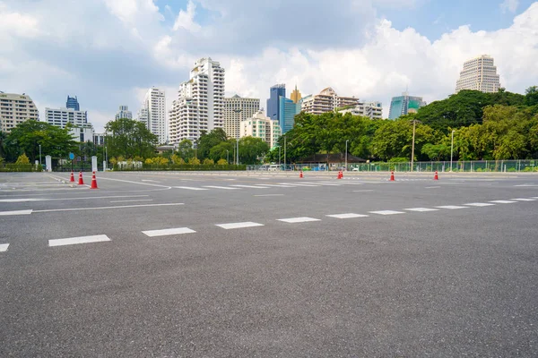 Empty Parking Lot City Background Beautiful Blue Sky — Stock Photo, Image