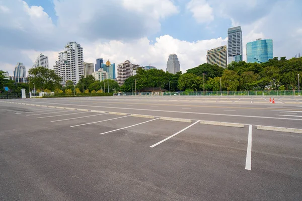 Estacionamiento Vacío Con Ciudad Fondo Hermoso Cielo Azul —  Fotos de Stock