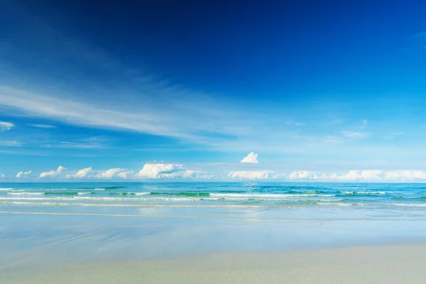 Bella Spiaggia Tropicale Mare Sotto Cielo Blu — Foto Stock