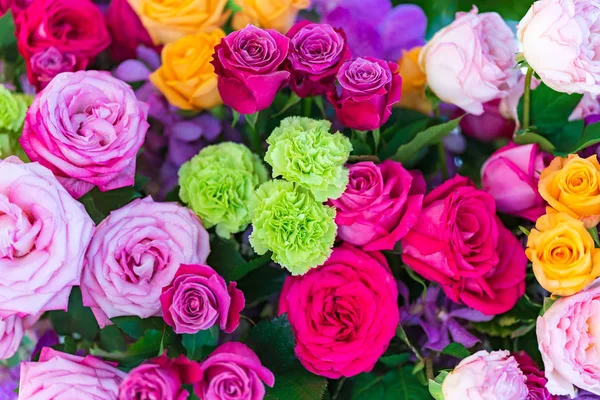 Blandede Flerfargede Roser Blomsterdekorasjon Fargerike Bryllupsblomster Bakgrunn – stockfoto