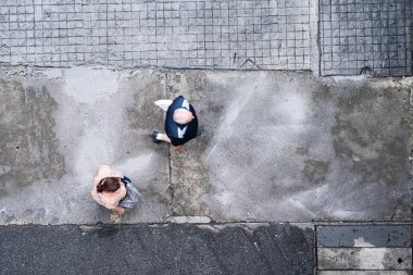 İnsanlar şehirde yürüyüş seyahat üstten görünüm