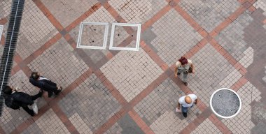İnsanlar şehirde yürüyüş seyahat üstten görünüm