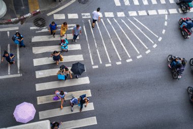 İnsanlar yürüyüş şehrin yaya geçidi trafik yol üzerinde sokakta hava fotoğraf üstten görünüm