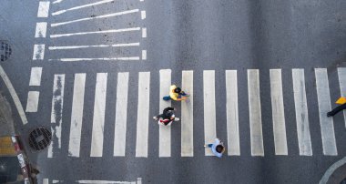İnsanlar yürüyüş şehrin yaya geçidi trafik yol üzerinde sokakta hava fotoğraf üstten görünüm