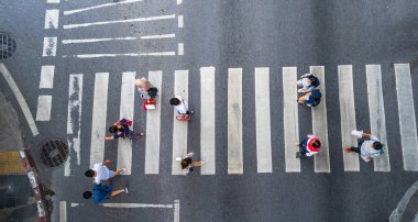 İnsanlar yürüyüş şehrin yaya geçidi trafik yol üzerinde sokakta hava fotoğraf üstten görünüm