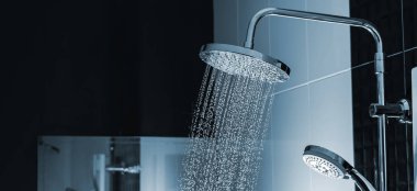 Duş banyo iç üzerinden akan su yakın çekim