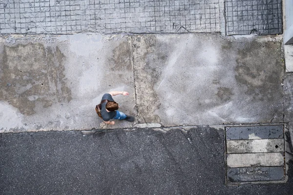 Blick Von Oben Auf Menschen Die Fuß Der Stadt Unterwegs — Stockfoto