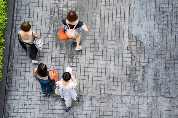 Vista Dall Alto Delle Persone Che Viaggiano Piedi Città — Foto Stock