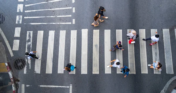 Luftbild Von Oben Menschen Gehen Auf Straße Der Stadt Über — Stockfoto