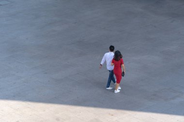 İnsanlar hava fotoğrafı yürüyerek kentin alışveriş merkezi önünde geçit üzerinde