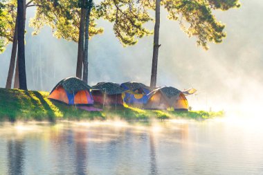 Kamp ve Mae Hong Son, Thailand Pang-ung, hafif sis ile sabah kamp Maceraları