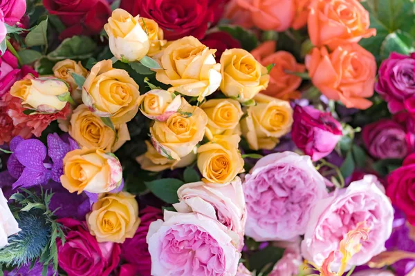 Mezcla Rosas Multicolores Decoración Floral Flores Coloridas Boda Fondo — Foto de Stock