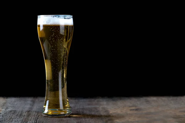 Cerveja Vidro Mesa Madeira Fundo Preto — Fotografia de Stock