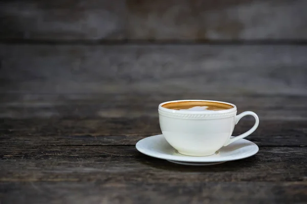 木製のテーブルの上のコーヒーカップ — ストック写真