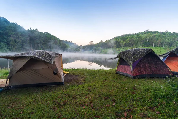 Aventuras Acampar Acampar Manhã Com Nevoeiro Leve Pang Ung Mae — Fotografia de Stock