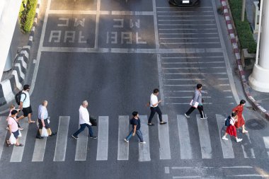 İnsanlar yürüyüş şehrin üzerinde yaya geçidi trafik yol Caddesi üzerinde fotoğrafı havadan görünümü