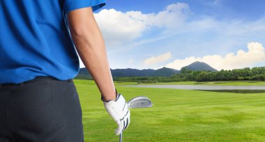 Bir golf kulübü golf sahası içinde sahip golf oyuncu