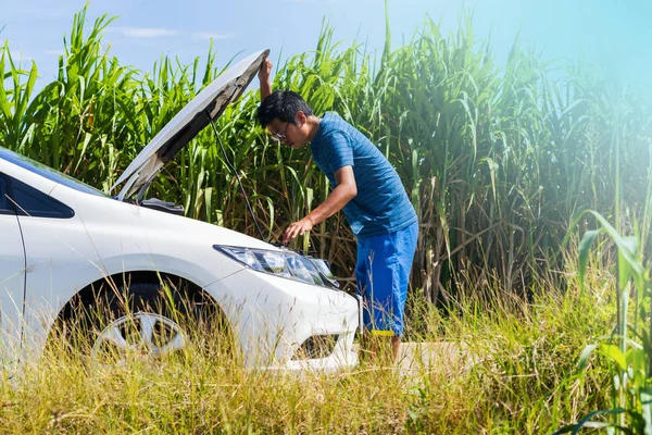 Muž Problém Bílé Auto Silnici — Stock fotografie