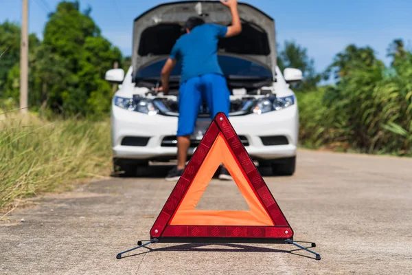Чоловік Червоний Знак Аварійної Зупинки Проблема Білим Автомобілем Дорозі — стокове фото