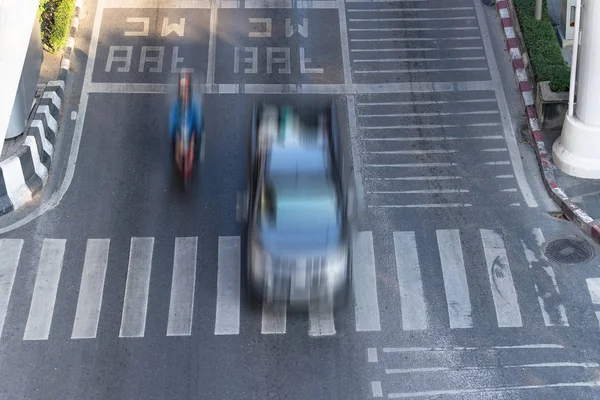 Zebrapad Auto Drukke Stad Straat Auto Motion Blur Zebrapad — Stockfoto