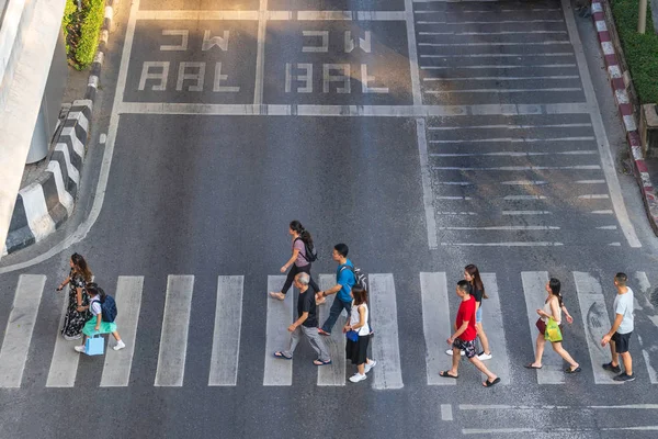 Vista Aerea Foto Persone Piedi Sulla Strada Della Città Strada — Foto Stock