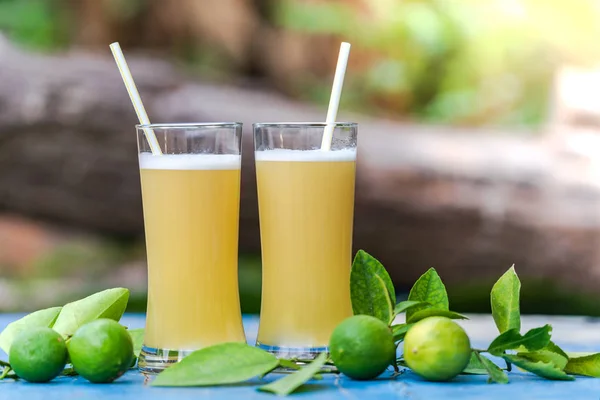 Zitronensaft Auf Einem Holztisch — Stockfoto