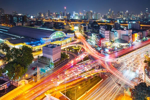 Moderno Sfondo Notturno Della Città Sentieri Leggeri Sul Moderno Edificio — Foto Stock