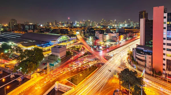 Moderní Město Noci Pozadí Světlo Stezky Moderní Budově Bangkok Thajsko — Stock fotografie