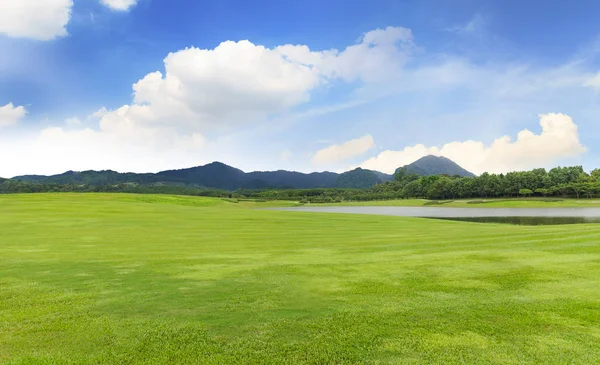 Golfbaan Met Groen Gras Bomen Prachtig Park Onder Blauwe Hemel — Stockfoto