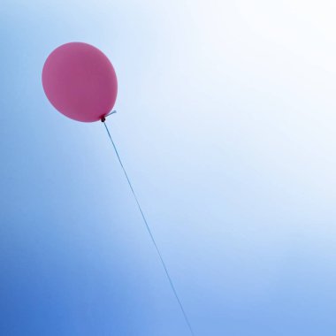 Mavi gökyüzü üzerinde pembe balon
