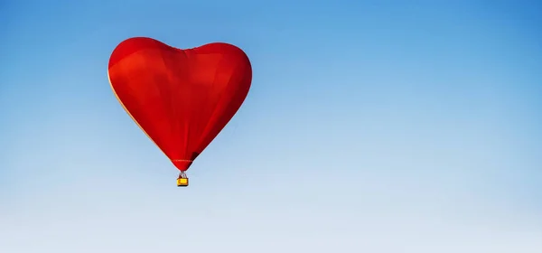 Serce Czerwony Balon Błękitne Niebo — Zdjęcie stockowe