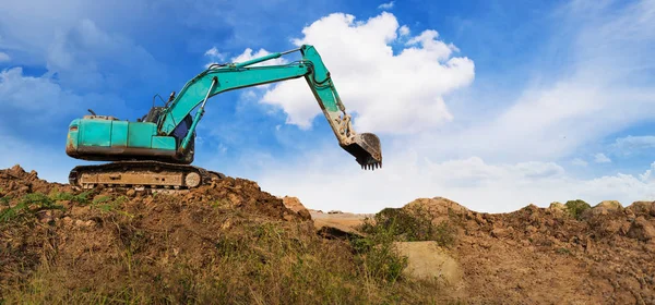 Panorama de la excavadora trabajando en una obra de construcción —  Fotos de Stock