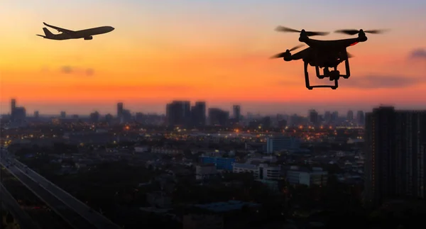 Silueta de dron volando un aeropuerto con avión — Foto de Stock