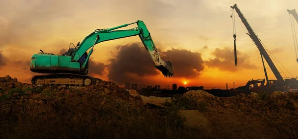 Panorama da escavadeira trabalhando em um canteiro de obras — Fotografia de Stock