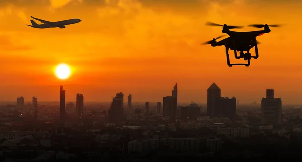 Silueta de dron volando un aeropuerto con avión — Foto de Stock