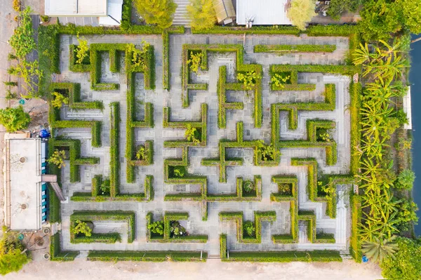 Luftbild von oben mittlere Höhe über dem Labyrinth grüner Park g — Stockfoto