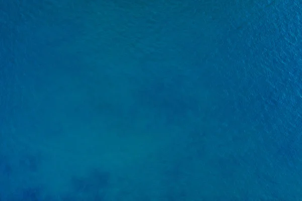Luchtfoto bovenaanzicht van blauwe oceaan oppervlak achtergrond — Stockfoto