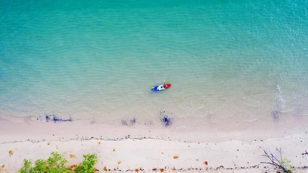 Vista superior aérea de kayak alrededor del mar con sombra azul esmeralda w — Foto de Stock