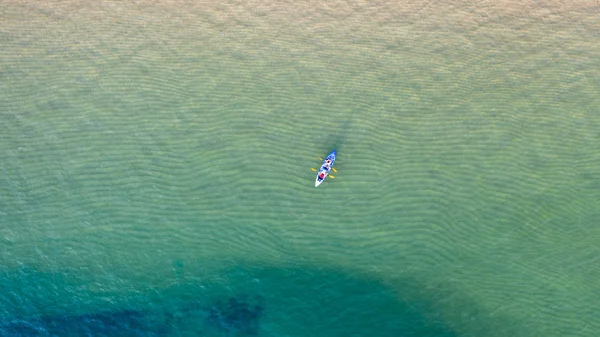 Vista superior aérea de kayak alrededor del mar con sombra azul esmeralda w — Foto de Stock
