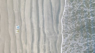 Kum sahilde Flip-Flops, Yaz tatili arka plan, Hava üst 