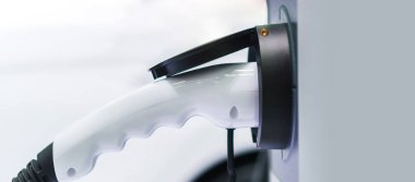 Şarj istasyonunda şarj elektrikli araba, Ulaşım olan