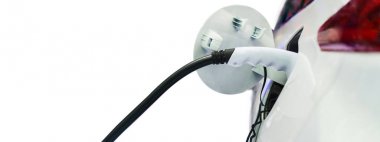 Şarj istasyonunda şarj elektrikli araba, Ulaşım olan