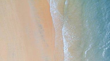 Gölge zümrüt mavisu ve dalga köpüğü ile Plajın havadan görünümü