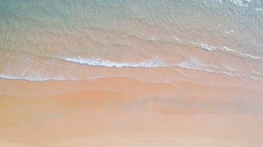 Gölge zümrüt mavisu ve dalga köpüğü ile Plajın havadan görünümü