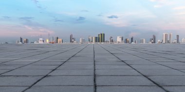 Binalar ile panoramik boş beton zemin ve siluet