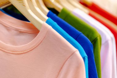 Renkli t-shirt askıları üzerinde yakın çekim