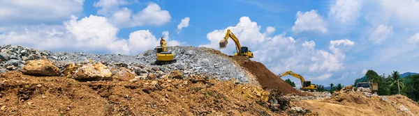 Panorama, graafmachines en steen verpletterende machine van mijnbouw onder — Stockfoto
